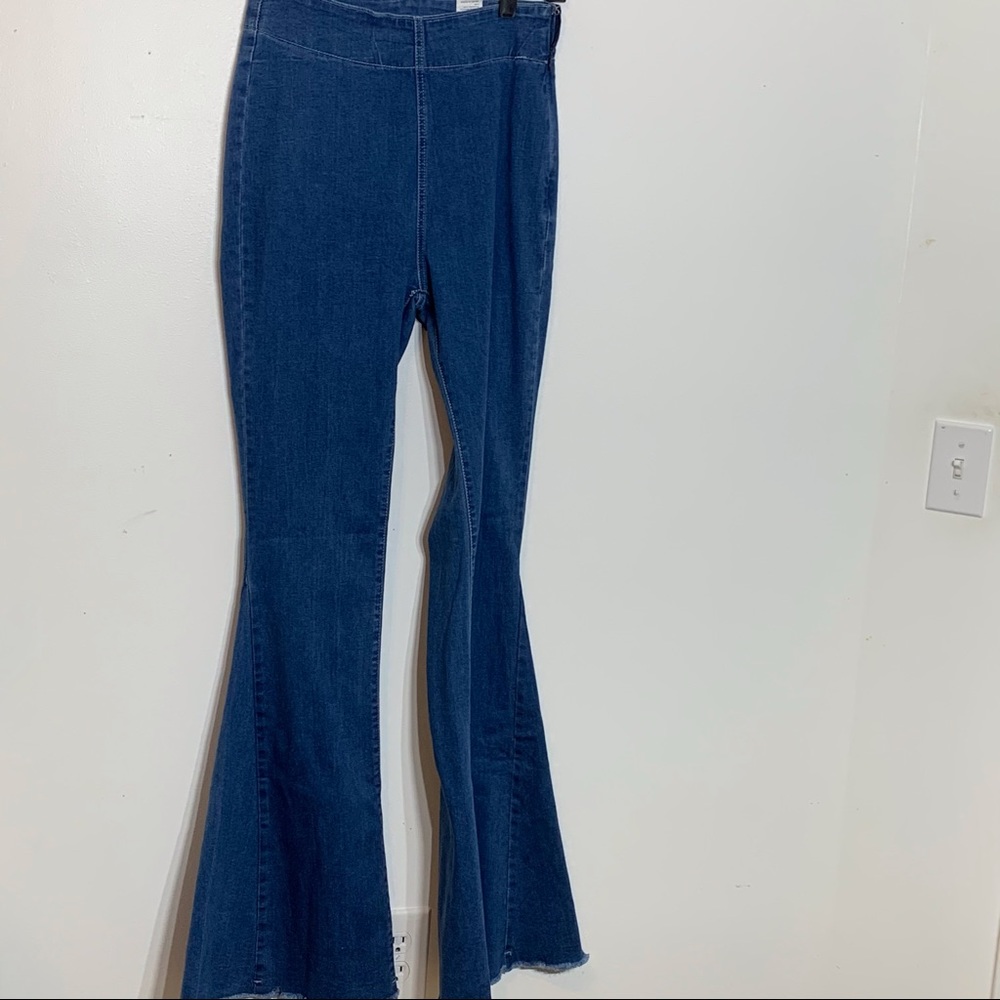 EUC‎ Adorable bell bottom denim side zip jeans